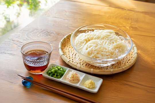 薬味とつゆを添えた冷やしそうめんセット