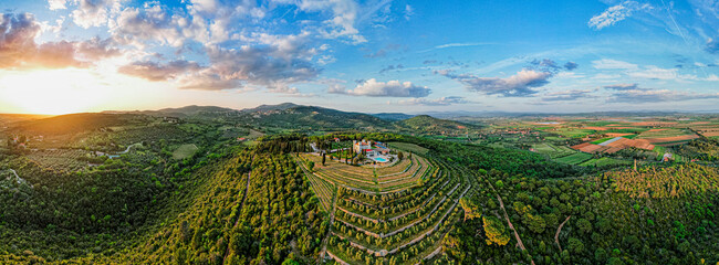 Włochy, Toskania, panorama z lotu ptaka podczas zachodu słońca. Winnice i wzgórza w Toskanii. © Franciszek