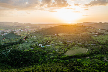 Włochy, Toskania, panorama z lotu ptaka podczas zachodu słońca. Winnice i wzgórza w Toskanii. © Franciszek