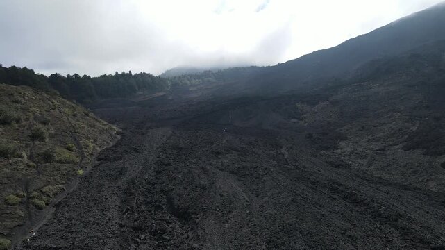 Vista area de los alrededores y del volcano Pacaya.Antigua in Guatemala with camera tilt up to the Pacaya volcano revealing volcanic.