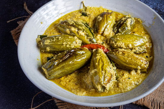 Description
Traditional Bengali doi potol made with pointed gourd cooked in a creamy yogurt gravy with mild spices. Ideal for food photography, menus, and authentic Indian cuisine.