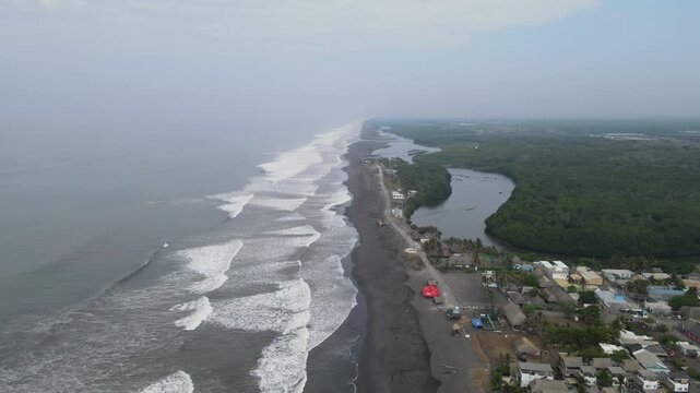 Vistas del Pared&oacute;n en Guatemala, arena negra playa y hermosa vista. Top view of a beautiful sea in El Paredon, Guatemala