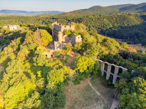 Vista aerea dell&rsquo;antica Monterano con la chiesa di San Bonaventura. Il set del film Il marchese del Grillo con Alberto Sordi