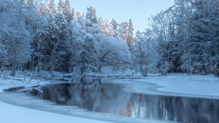 Obraz premium Swedish river and natural saalmon area in winter Farnebofjarden natinal park in north of Sweden.