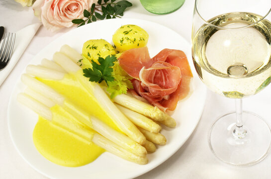 White Asparagus with Ham and Potatoes - White Wine