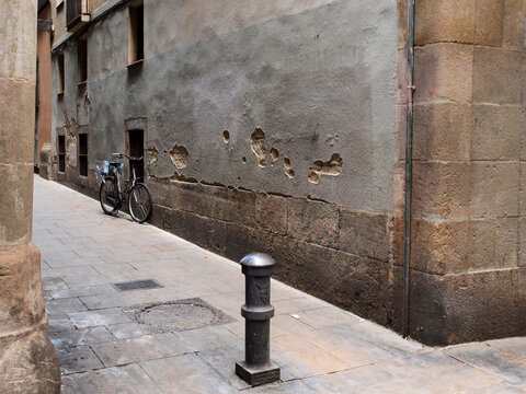 Bicicleta en el barrio antiguo de Barcelona, Espa&ntilde;a