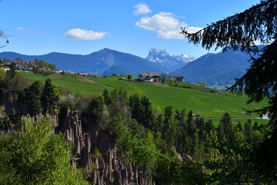 Die Erdpyramiden am Ritten in S&uuml;dtirol und Blick zu den Dolomiten 