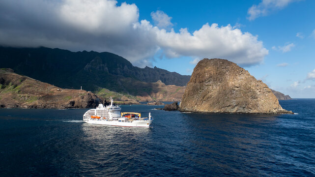 vu panoramique d'un bateau mixte fr&ecirc;t tourisme dans l'ile de ua huka dans l'archipel des marquises en polyn&eacute;sie francaise 