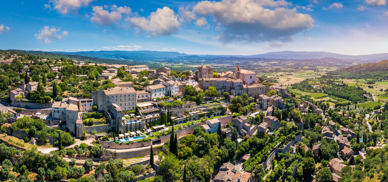 View on Gordes, a small typical town in Provence, France. Discover the stunning hilltop village of Gordes in Provence on a sunny day. Ancient hilltop village of Gordes, Provence, France.