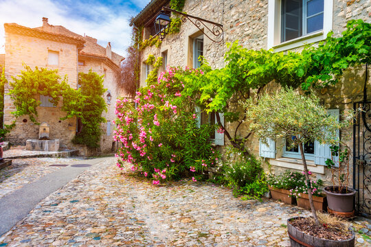 Vaison la Romaine the medieval town, perched on the rocky outcrop cliff, Provence, France. Incredible old town of Vaison-la-Romaine, Vaucluse, Provence-Alpes-Cote dAzur, France.