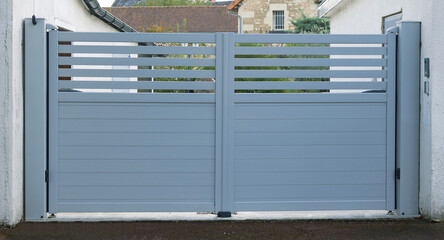 Portail en aluminium d'une maison  © hcast