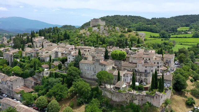 Vaison la Romaine the medieval town, perched on the rocky outcrop cliff, Provence, France. Incredible old town of Vaison-la-Romaine, Vaucluse, Provence-Alpes-Cote dAzur, France.