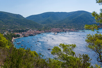 Blick auf ein mediterranes Dorf in einer Bucht mit Hafen © Marc