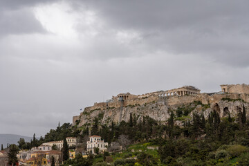 Obraz premium Stunning panoramic view of the Acropolis of Athens, featuring the Parthenon and the Odeon of Herodes Atticus, captured from Philopappos Hill under a clear blue sky