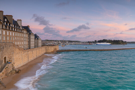 La nuit tombe sur la ville de Saint-Malo en France