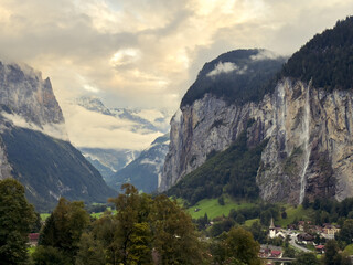 Fototapeta premium Lauterbrunnen valley landscape featuring staubbach falls and swiss alps