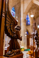 Fototapeta premium Majestic angel sculpture in St. Patrick Cathedral capturing divine tranquility