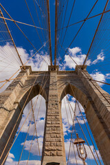 Obraz premium Majestic view of Brooklyn Bridge stretching into a vibrant blue sky