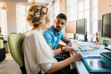 Obraz premium Coworkers collaborating on a project at a modern office
