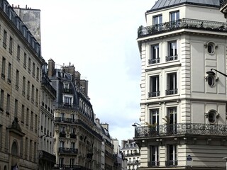 Fototapeta premium Paris, April 2026 : Visit of the magnificent city of Paris, Capital of France - View on different facades of buildings built by Baron Haussmann