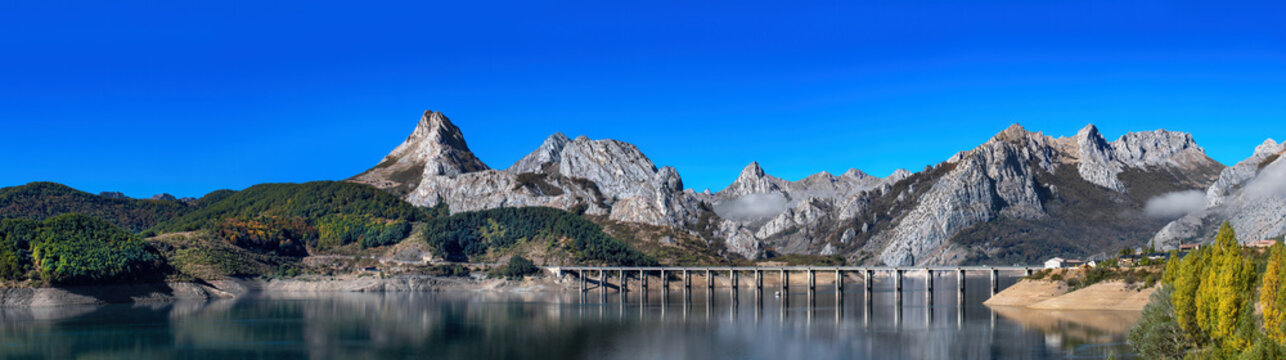 Ria&ntilde;o Reservoir In the Monta&ntilde;a de Ria&ntilde;o y Mampodre Regional Park