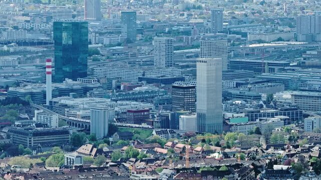 Zug f&auml;hrt durch Z&uuml;rich Industriequartier