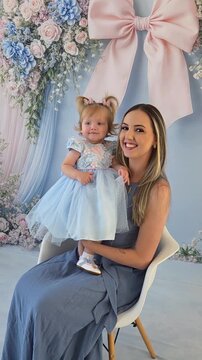 M&atilde;e e filha celebram juntas o dia das m&atilde;es 