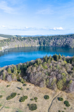 Vue a&eacute;rienne du lac Pavin en Auvergne entour&eacute; de for&ecirc;t, paysage volcanique naturel 