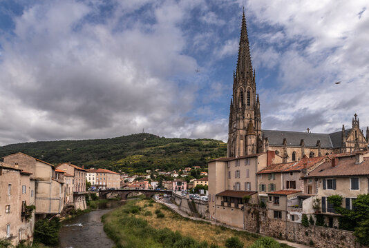 Saint Affrique (Aveyron, Occitanie, France) - Vue g&eacute;n&eacute;rale du village et l'&eacute;glise Notre Dame de Mis&eacute;ricorde au bord de la Sorgue en &eacute;t&eacute;