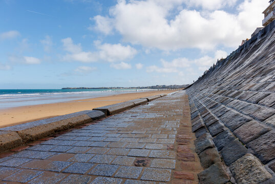 Vue de la Grande Plage du Sillon &agrave; mar&eacute;e basse, Saint-Malo