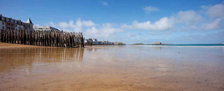 Vue panoramique de la Grande Plage du Sillon &agrave; mar&eacute;e basse, Saint-Malo