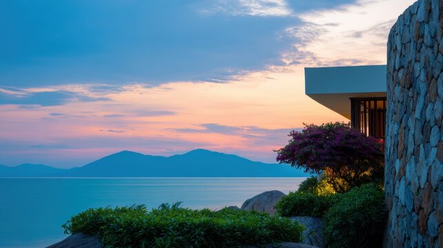 建物近くの水と山々の夕日の眺め
