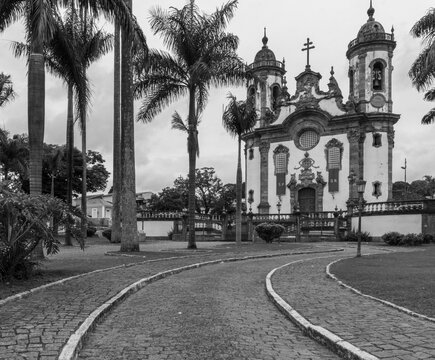 Caminho que leva &agrave; igreja hist&oacute;rica