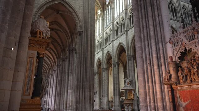 Side view of Amiens Cathedral interior with columns and pulpit