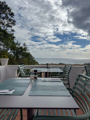 Fototapeta premium restaurant tables ocean view cloudy sky banner space concept travel restaurant hotel
