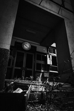 学童がいなくなった校舎・廃校舎入口 / 山口県岩国市柱野