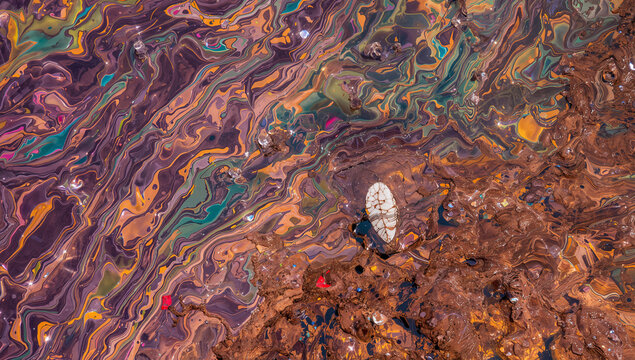 有害な油膜の色彩模様を捉えた水質啓発向けの接写環境写真