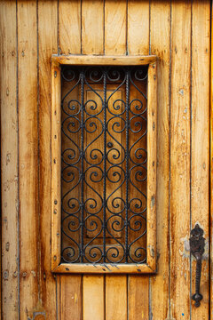 Marco de puerta antigua de madera con dise&ntilde;o de hierro