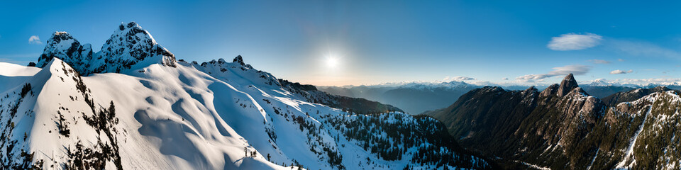 Obraz premium Panoramic Snowy Mountain Peaks at Sunrise in British Columbia, Canada — Alpine Winter Landscape
