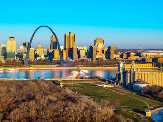 Plakat Gateway Arch and St Louis Skyline Aerial at Golden Sunset