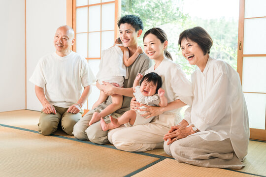 A son and his wife, along with his parents and grandparents (a three-generation family), have returned to their hometown for a visit.