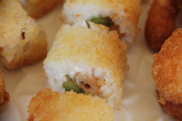 Panko shrimp maki rolls with avocado and cheese © kike