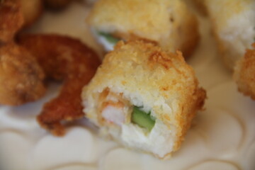 Panko shrimp maki rolls with avocado and cheese © kike