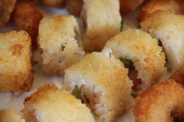 Panko shrimp maki rolls with avocado and cheese © kike