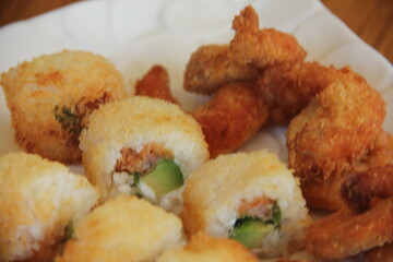 Panko shrimp maki rolls with avocado and cheese © kike