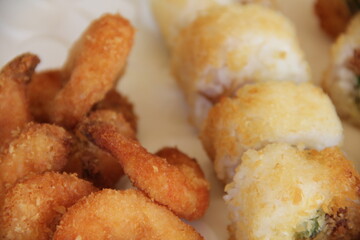 Panko shrimp maki rolls with avocado and cheese © kike