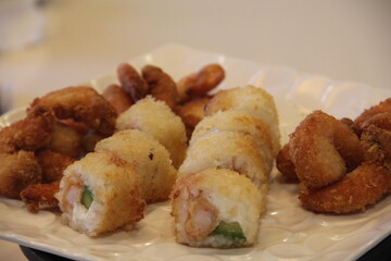 Panko shrimp maki rolls with avocado and cheese © kike