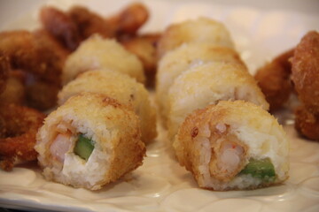 Panko shrimp maki rolls with avocado and cheese © kike
