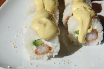 Panko shrimp maki rolls with avocado and cheese © kike