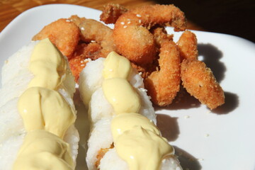 Panko shrimp maki rolls with avocado and cheese © kike